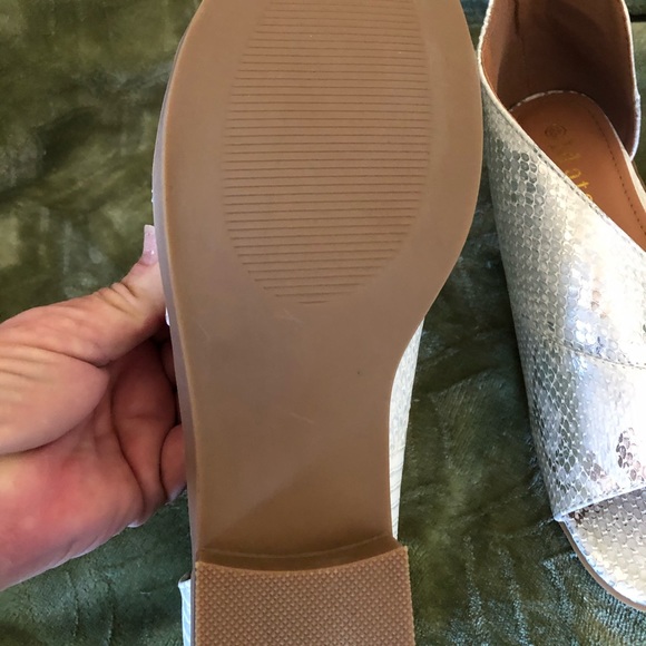 Silver snake skin print on white - Picture 5 of 5